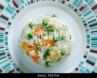 Risotto Tricolore - Italian risotto con peperone giallo, fagioli verdi e la carota. Foto Stock