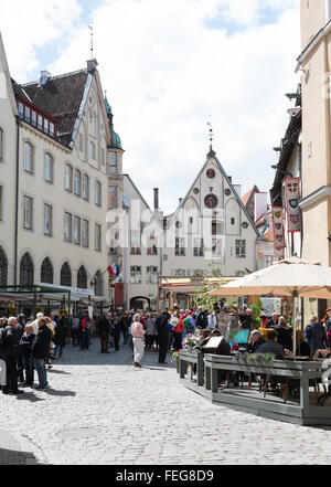 Scena di strada, Vana turg, Città Vecchia, Tallinn, Harju County, della Repubblica di Estonia Foto Stock