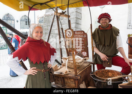 Hot almond stallo a Olde Hansa ristorante medievale, Vanaturu kael, Città Vecchia, Tallinn, Harju County, della Repubblica di Estonia Foto Stock