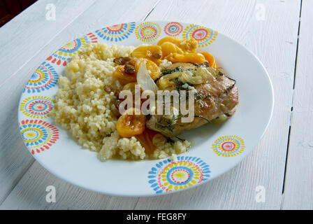 Albicocca e mandorla tajine - Marocco tajine di pollo con albicocche, cuscus Foto Stock