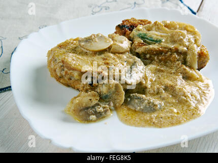 Jaegerschnitzel - il cacciatore schnitzel, schnitzel in una salsa di panna, funghi, vino Foto Stock