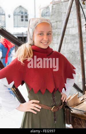 Giovane donna in costume a Olde Hansa stallo medievale, Vanaturu kael, Città Vecchia, Tallinn, Harju County, della Repubblica di Estonia Foto Stock