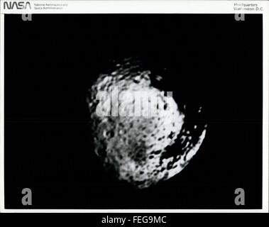 1981 - Voyager 2 fotografato japet, il più esterno di Saturno satelliti di grandi dimensioni, e il agosto 22 da una distanza di 1,1 milioni di km (680.000 miglia). Questa immagine, che mostrato come caratteristica piccola a 21 km. (13 mi) attraverso, è stata fatta avanzare a rivelare la maggiore quantità possibile di dettagli del brillante, regioni ghiacciate del tallonamento northmen emisfero. Il numero e la forma di cratere da impatto superficie dell'interno satellite ghiacciato (come rea e mimi) fotografato da Voyager I. Questo analogamente suggerisce una crosta di antico risalente al conte la storia del sistema solare. Japet è degno di nota per la molto buio ma Foto Stock