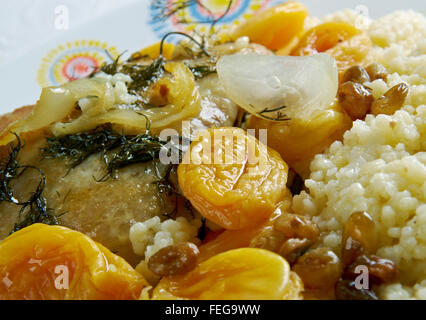 Albicocca e mandorla tajine - Marocco tajine di pollo con albicocche, cuscus Foto Stock