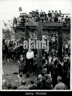 1962 - Beh, io sono impiccato!: Ieri hanno impiccato la stella più luminosa del 1962: Albert Finney, al Tyburn del 1745. Ma non era Marble Arch, era Bridgeport, Dorset. E stavano solo girando un film del classico di Henry Fielding ''Tom Jones''. Albert fu imprigionato e poi, fedele alla storia, salvato da un cavaliere con un coltello e scappò verso la libertà e il suo amore. Il film costa mezzo milione di sterline per la produzione, un modo piuttosto costoso per impiccare un attore di tale promessa. Spettacoli fotografici: Aiuto! Albert si lamenta mentre viene ''impiccato'' al Tyburn, guardato da un cro arrabbiato di abitanti del villaggio locali che ha fatto il suo Foto Stock