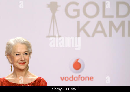 Amburgo, Germania. 6 febbraio, 2016. Attrice Helen Mirren arriva per il cinquantunesimo Golden Award della telecamera ad Amburgo, Germania, il 6 febbraio 2016. Foto: Axel Heimken/dpa/Alamy Live News Foto Stock