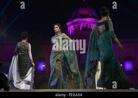 Dacca in Bangladesh. 07 feb 2016. Rampa del Bangladesh sono i modelli di eseguire in mussola tessuto fashion show a Ahsan Manzil a Dhaka, nel Bangladesh. Il 06 febbraio 2016 MUSSOLA Tessuto fashion show tenutosi a Ahsan Manzil a Dhaka organizzato da Drik in collaborazione con Aarong e il Bangladesh National Museum seguendo la mussola Festival in Bangladesh. Credito: Mamunur Rashid/Alamy Live News Foto Stock