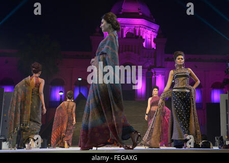 Dacca in Bangladesh. 07 feb 2016. Rampa del Bangladesh sono i modelli di eseguire in mussola tessuto fashion show a Ahsan Manzil a Dhaka, nel Bangladesh. Il 06 febbraio 2016 MUSSOLA Tessuto fashion show tenutosi a Ahsan Manzil a Dhaka organizzato da Drik in collaborazione con Aarong e il Bangladesh National Museum seguendo la mussola Festival in Bangladesh. Credito: Mamunur Rashid/Alamy Live News Foto Stock