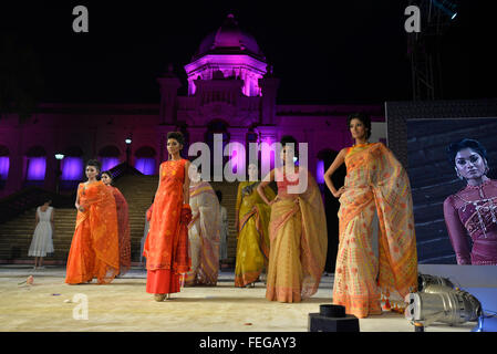 Dacca in Bangladesh. 07 feb 2016. Rampa del Bangladesh sono i modelli di eseguire in mussola tessuto fashion show a Ahsan Manzil a Dhaka, nel Bangladesh. Il 06 febbraio 2016 MUSSOLA Tessuto fashion show tenutosi a Ahsan Manzil a Dhaka organizzato da Drik in collaborazione con Aarong e il Bangladesh National Museum seguendo la mussola Festival in Bangladesh. Credito: Mamunur Rashid/Alamy Live News Foto Stock