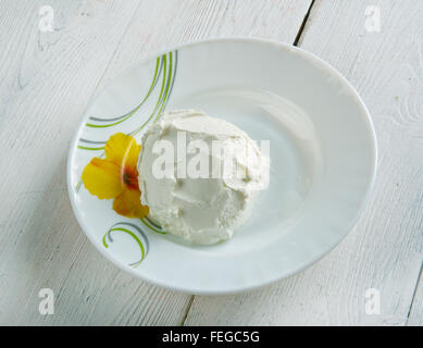 Nabulsi formaggio bianco palestinese messi in salamoia formaggi fatti in Medio Oriente Foto Stock