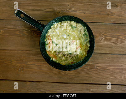 Saltah piatto nazionale dello Yemen.spezzatino di carne chiamato maraq, una cucchiaiata di fienogreco schiuma, e miscela di peperoncini, pomodori, aglio, Foto Stock