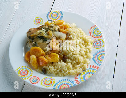 Albicocca e mandorla tajine - Marocco tajine di pollo con albicocche, cuscus Foto Stock