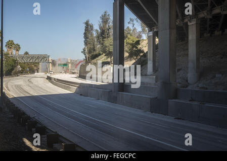 Los Angeles, California, USA. 6 febbraio, 2016. La Sesta Strada di demolizione del ponte sopra la superstrada 101, come si vede dalla superstrada chiusa a sud. © Fred Hoerr/ZUMA filo/Alamy Live News Foto Stock