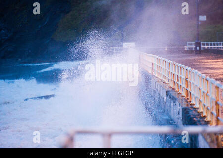 Aberystwyth, Wales, Regno Unito. Il 7 febbraio, 2016. Il mare in tempesta ad alta marea, con gale force venti, portare enormi ondate di ancorare la passeggiata e mare difese a Aberystwyth sulla West Wales coast giallo avvisi meteo per il vento e la pioggia sono in posto per gran parte della Scozia oggi, ambra e avvisi di maltempo per le inondazioni e molto grandi onde sono stati rilasciati per le coste meridionali di Inghilterra e Galles per domani (lunedì 08 Feb) Photo credit: Keith Morris / Alamy Live News Foto Stock
