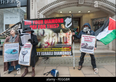 Londra, Regno Unito. Il 6 febbraio, 2016. I manifestanti da Inminds.com fuori diamantaires ne comprese la De Beers e Tiffanys vicino a San Valentino sollecitare le persone a non acquistare anelli di fidanzamento questi negozi vendono utilizzando i diamanti provenienti da Israele la Steinmetz diamanti Gruppo. Dicono Steinmetz supporta l'esercito israeliano della brigata Givati accusati di crimini di guerra a Gaza Compresi il massacro di 29 membri della famiglia Samouni nel 2009. Peter Marshall / Alamy Live News Foto Stock