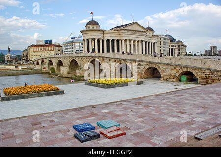 Il ponte di pietra e il museo archeologico a Skopje in Macedonia Foto Stock