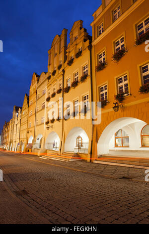 Città di Jelenia Gora di notte in Polonia, storico tenement case con porticato e gables Foto Stock