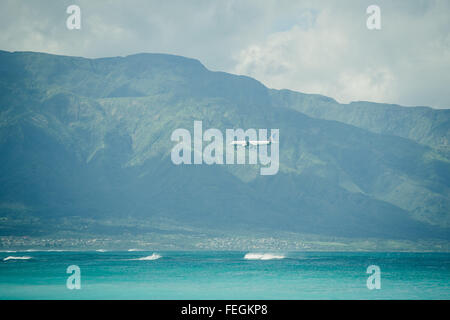 Un piano è lo sbarco di fronte le montagne di West Maui sull'isola di Maui, Hawaii (USA) Foto Stock