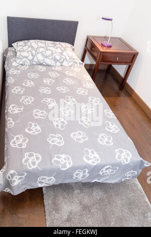 Elegante camera da letto Interior Design con cuscini di bianco e tetti decorativi sul letto. Divano in una piccola camera ausiliaria come addormentata letto f Foto Stock