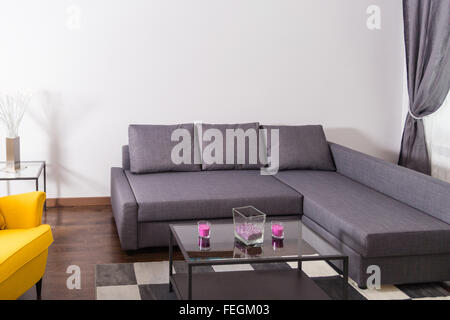 Hotel Moderno appartamento con 3d con soggiorno e camera da letto interni, pareti bianche. Lussuoso salotto con divano e poltrona in angolo Foto Stock
