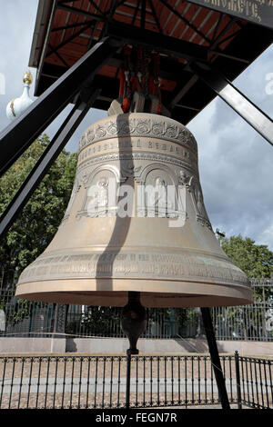 Grande campanello esterno Cattedrale Smolny a San Pietroburgo, Northwestern, Russia. Foto Stock
