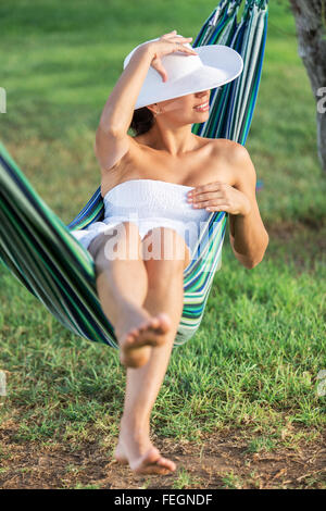 Rilassarsi in un'amaca. Giorno d'estate. Foto Stock