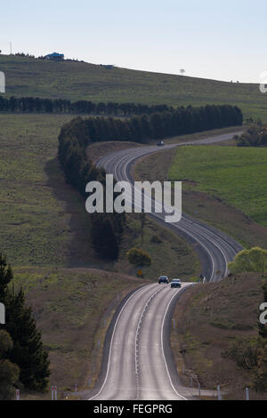 Il traffico sul ben curvato Kings Highway vicino a Bungendore NSW Australia Foto Stock