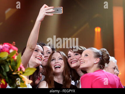 Amburgo, Germania. 6 febbraio, 2016. Noi attrice Julianne Moore (c) pone con altri awardees per un selfie sul palcoscenico dopo la cinquantunesima Golden Award della telecamera ad Amburgo, Germania, il 6 febbraio 2016. Moore è stato premiato nella categoria "Miglior Attrice internazionale". Foto: CHRISTIAN CHARISIUS/dpa/Alamy Live News Foto Stock