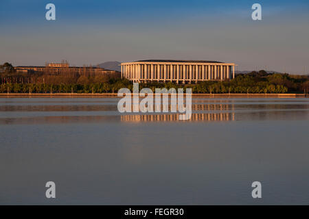 La mattina presto vista della Biblioteca Nazionale di Australia si riflette nel Lago Burley Griffin atto di Canberra Australia Foto Stock