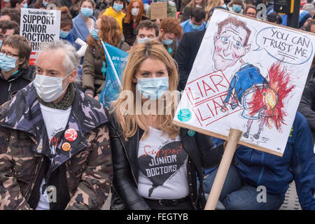 Londra, Regno Unito. Il 1 febbraio, 2016. Designer Ben Westwood (sinistra) era fra quelli seduti con diverse migliaia di medici in maschere chirurgiche a Downing St contro l'istituzione di nuovi contratti che dicono che distruggerà il NHS e rendono sicuri per i pazienti. Peter Marshall / Alamy Live News Foto Stock