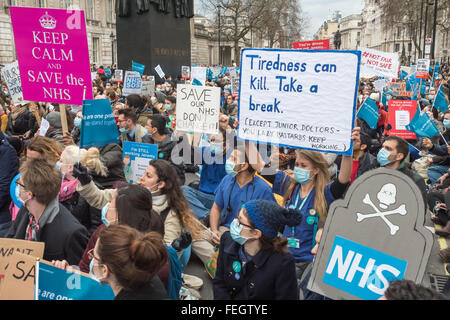 Londra, Regno Unito. Il 1 febbraio, 2016. Diverse migliaia di medici di sedersi in Whitehall indossando maschere chirurgiche contro l'istituzione di nuovi contratti che dicono che distruggerà il NHS e rendono sicuri per i pazienti. Essi accusano Jeremy Hunt di trarre in inganno il pubblico e i media come i medici già lavorano a 24/7. Peter Marshall / Alamy Live News Foto Stock