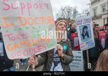 Londra, Regno Unito. Il 1 febbraio, 2016. Diverse migliaia di medici frequentare un rally e da marzo a Downing St per un sit-in in maschere chirurgiche contro l'istituzione di nuovi contratti che dicono che distruggerà il NHS e rendono sicuri per i pazienti. Molti GPs è venuto per supportare i medici in formazione. Peter Marshall / Alamy Live News Foto Stock