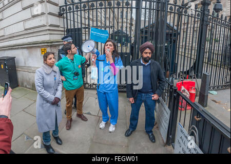 Londra, Regno Unito. Il 1 febbraio, 2016. Leader della Junior medico la protesta venuto fuori da Downing St e annunciare che il popolo al n. 10 hanno rifiutato di consentire loro di offrire il loro messaggio contro l'istituzione di nuovi contratti che dicono che distruggerà il NHS e rendono sicuri per i pazienti. Peter Marshall / Alamy Live News Foto Stock