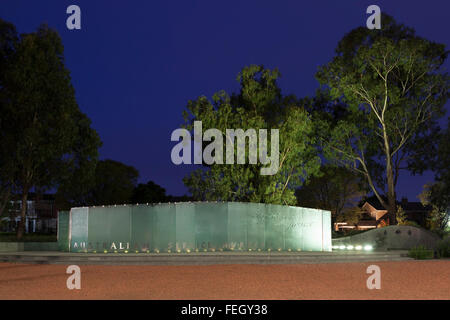 Vista serale delle Forze Armate infermiera's Memorial su ANZAC Parade atto di Canberra Australia Foto Stock