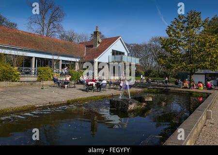 Cafe e il laghetto nel Parco Hazelhead nella città di Aberdeen, Scozia, Regno Unito Foto Stock