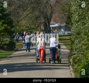 Le persone che si godono il sole nel parco Hazelhead nella città di Aberdeen, Scozia, Regno Unito Foto Stock