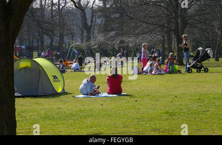 Le persone che si godono il sole nel parco Hazelhead nella città di Aberdeen, Scozia, Regno Unito Foto Stock