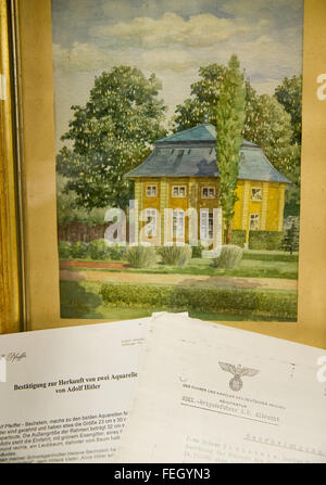 Norimberga, Germania. 4 febbraio, 2016. Il colore dell'acqua dipinto 'Wohnhaus von Dr. Bloch' dal 1913, che viene attribuito ad Adolf Hitler come autore, è presentato ad un banditore in Nuremberg, Germania, il 4 febbraio 2016. Un totale di 29 dipinti e disegni, attribuito ad Adolf Hitler, sono stati svenduti a Weidler actioneers a Norimberga il 6 febbraio 2016. Foto: Daniel Karmann/dpa/Alamy Live News Foto Stock