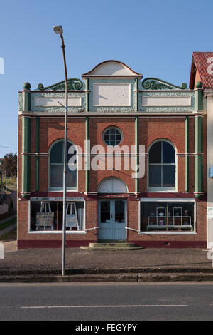 Heritage edificio che ospita una galleria d'arte nella strada principale di Gundagai NSW Australia Foto Stock