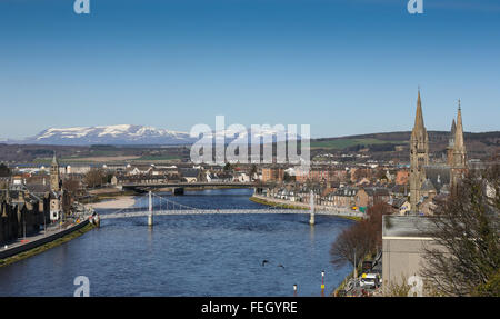 Vista dal castello di Inverness nella città di Inverness nelle Highlands della Scozia, Regno Unito, mostrando il fiume Ness e montagne Foto Stock