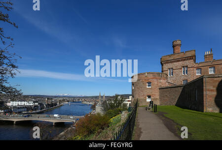 Vista dal castello di Inverness nella città di Inverness nelle Highlands della Scozia, Regno Unito, mostrando il fiume Ness e montagne Foto Stock