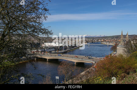 Vista dal castello di Inverness nella città di Inverness nelle Highlands della Scozia, Regno Unito, mostrando il fiume Ness e montagne Foto Stock