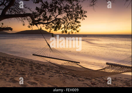 Amaca al tramonto al Blue Lagoon Resort, Nacula Island, Yasawa Islands, Isole Figi Foto Stock