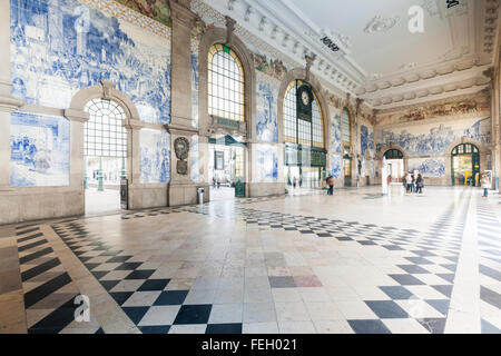 Stazione ferroviaria di São Bento si trova nella città di Porto, in Portogallo. Foto Stock