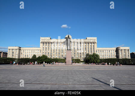 La Casa dei Soviet con la statua di Lenin fino davanti a Moskovskaya Square, San Pietroburgo, Northwestern, Russia. Foto Stock