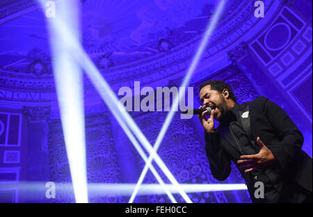 Wiesbaden, Germania. 6 febbraio, 2016. Il cantante Adel Tawil esegue sul palco durante il 2016 Sport palla in Wiesbaden, Germania, il 6 febbraio 2016. Foto: Arne Dedert/dpa/Alamy Live News Foto Stock