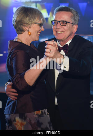 Wiesbaden, Germania. 6 febbraio, 2016. Ministro tedesco degli Interni Thomas de Maiziere e sua moglie Martina danza sul pavimento durante il 2016 Sport palla in Wiesbaden, Germania, il 6 febbraio 2016. Foto: Arne Dedert/dpa/Alamy Live News Foto Stock