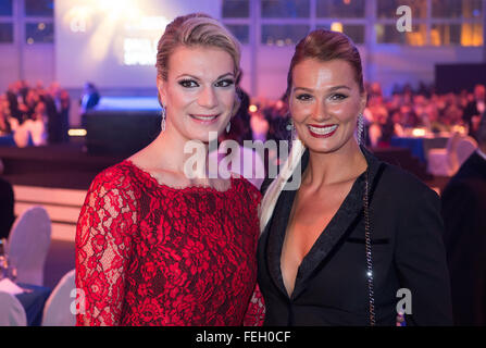 Wiesbaden, Germania. 6 febbraio, 2016. Ex skiier alpino Maria Hoefl-Riesch (l) e ex nuoto pro Franziska van Almsick frequentare il 2016 Sport palla in Wiesbaden, Germania, il 6 febbraio 2016. Foto: Boris Roessler/dpa/Alamy Live News Foto Stock