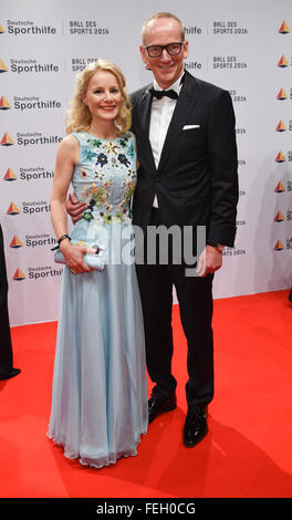 Wiesbaden, Germania. 6 febbraio, 2016. Presidente del costruttore Adam Opel AG, Karl-Thomas Neumann e sua moglie Byskov linea di frequentare il 2016 Sport palla in Wiesbaden, Germania, il 6 febbraio 2016. Foto: Arne Dedert/dpa/Alamy Live News Foto Stock