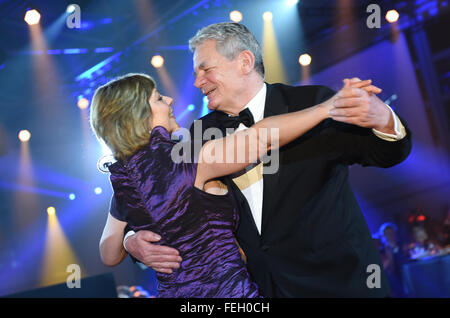 Wiesbaden, Germania. 6 febbraio, 2016. Il Presidente tedesco Joachim Gauck e la sua compagna Daniela Schadt danza sul pavimento durante il 2016 Sport palla in Wiesbaden, Germania, il 6 febbraio 2016. Foto: Arne Dedert/dpa/Alamy Live News Foto Stock